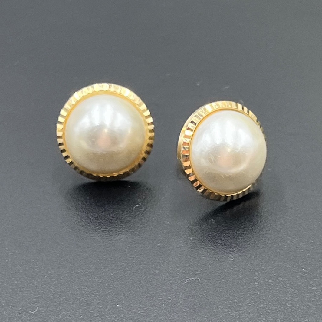 Vintage Estate 14k Yellow Gold Mabe Pearl Stud Earrings Fluted Bezel 585